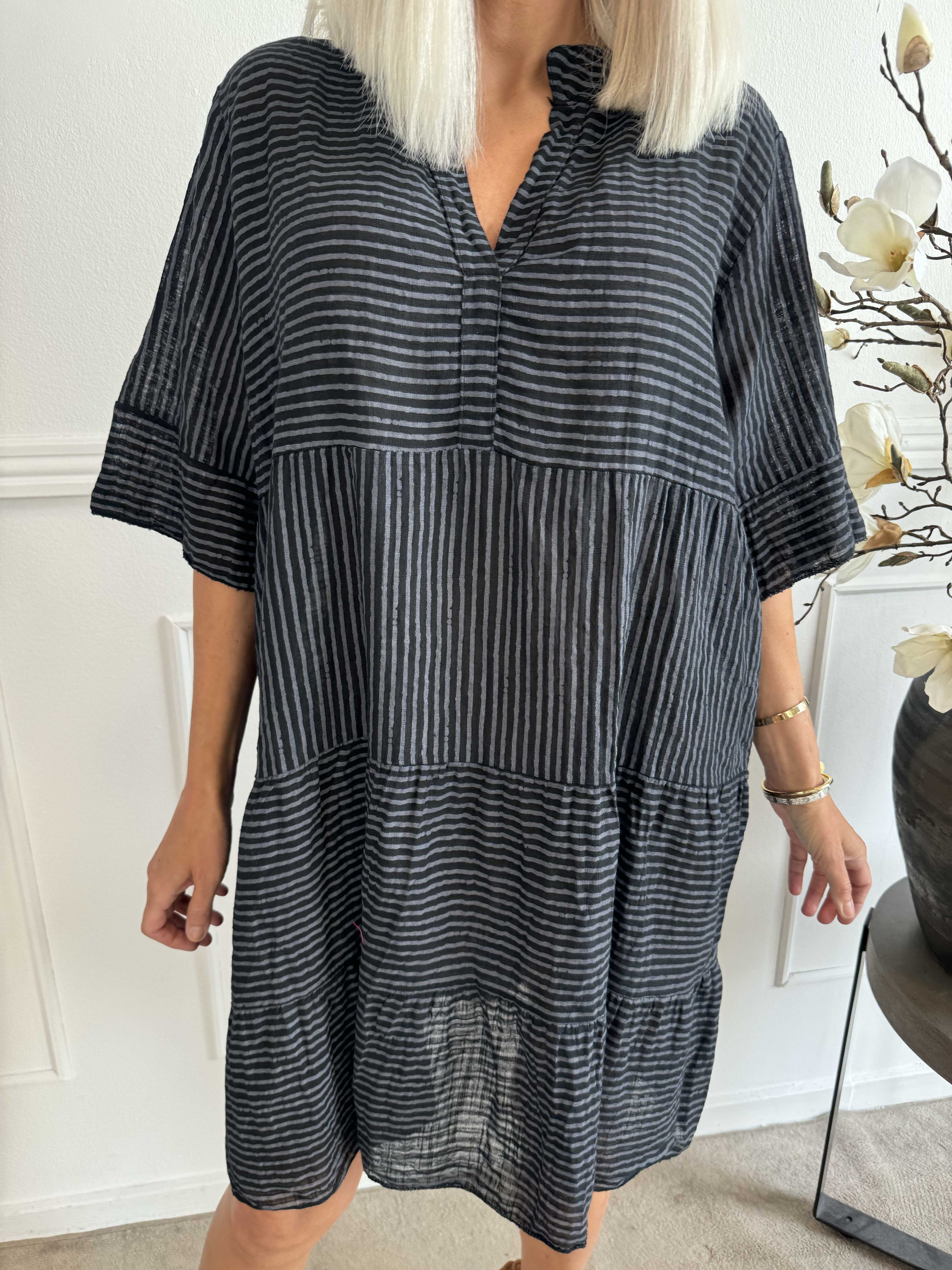 Jenni - Sød stripet bomuldskjole i hør lignende stof